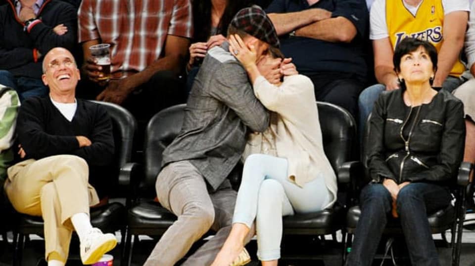 Zpěvák Justin Timberlake a herečka modelka Jessica Biel... Když musíš, tak musíš, klidně i na zápase